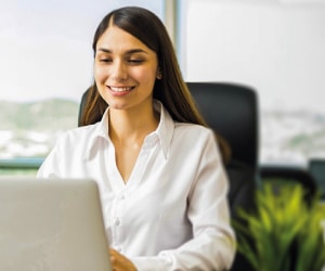 mujer en oficina