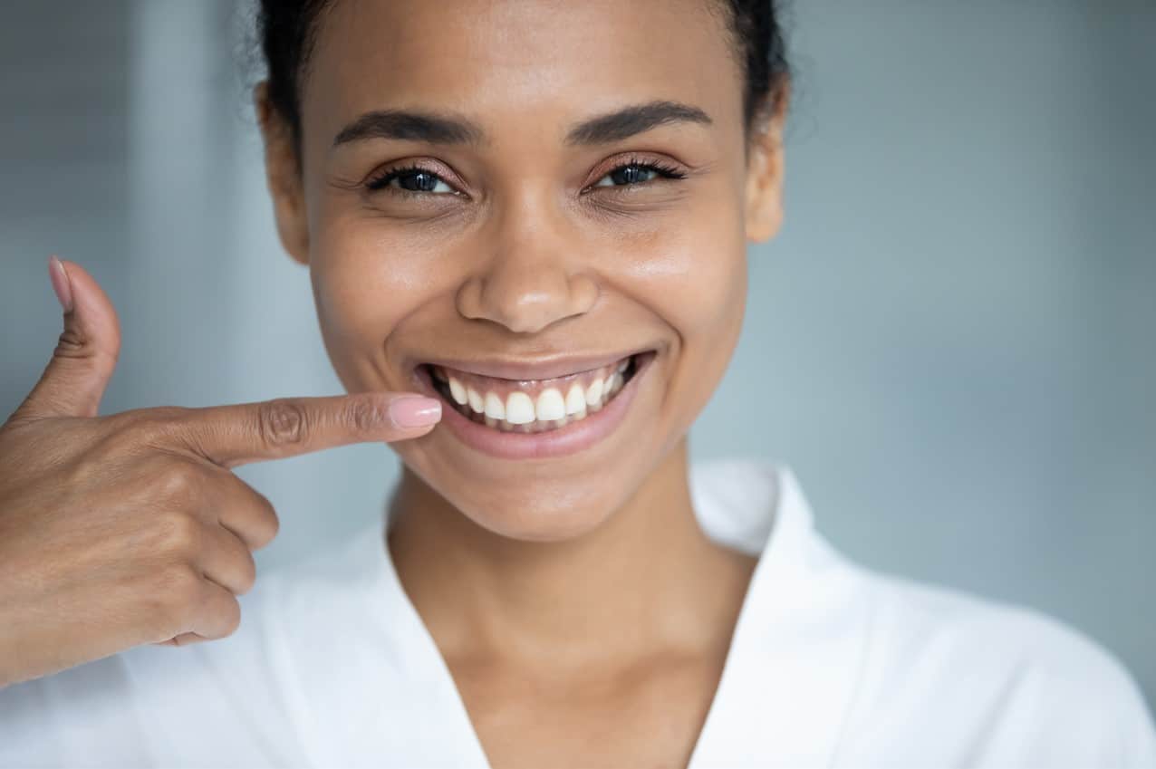 mujer con hermosa sonrisa