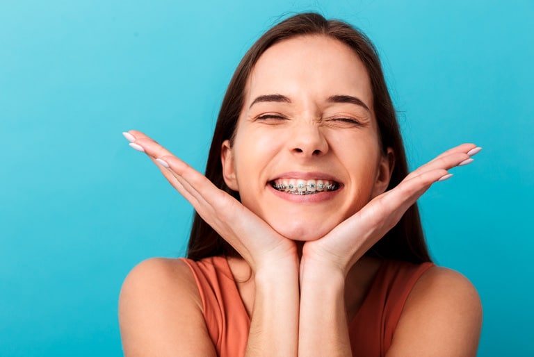 Emociónate con tus brackets metálicos - Coomeva Salud Oral