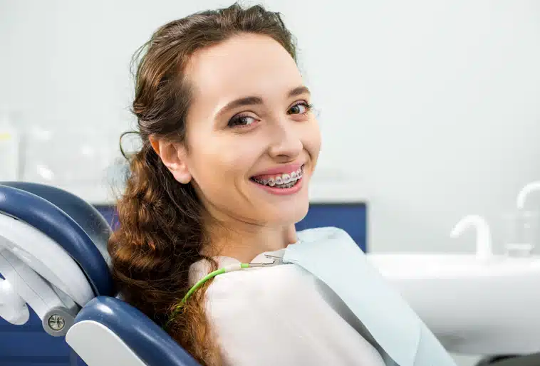 Brackets para adultos mejora tu sonrisa - Coomeva Salud Oral